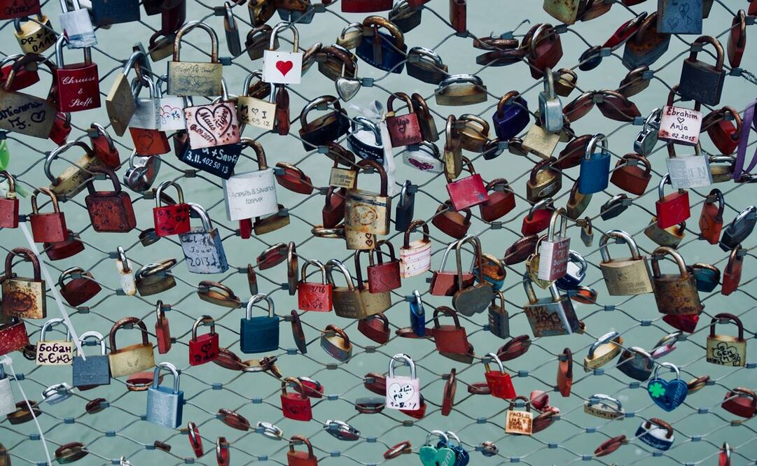 Video: Mujer viaja miles de kilómetros para romper candado en puente con su "ex"