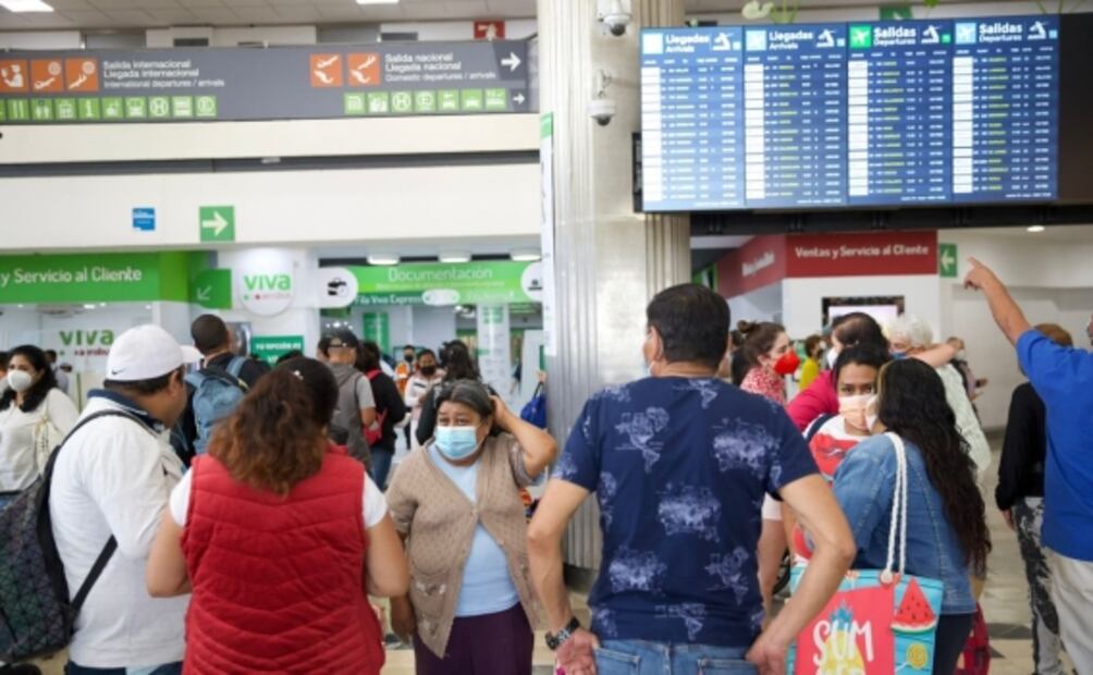 "Vamos a tomar un vuelo y nos da miedo". Incidente aéreo siembra temor en pasajeros del AICM