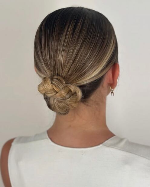 Moño bajo trenzado: clásico y elegante. Foto: Instagram @mgbeauty_es