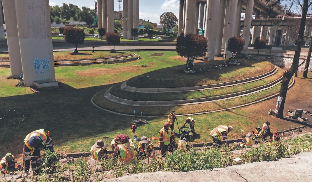 La grieta no se formó por la explosión de la pipa de gas y tampoco fue provocada por la construcción del puente, subrayó el director de Servicios Urbanos de Iztapalapa. Fotos: de Osmar Alvarado