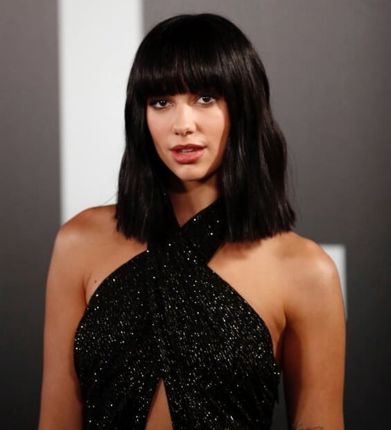 Dua Lipa aparece con nuevo look y se une a la tendencia del otoño