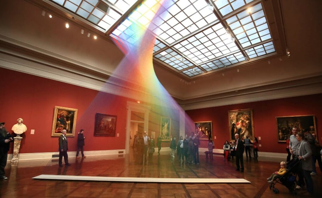 La finura del hilo hace que estas instalaciones sean etéreas, casi inmateriales, a punto de desaparecer ante el ojo humano, dejando un haz de color tras ellas. (Foto: Cortesía: Andrewj Weber)