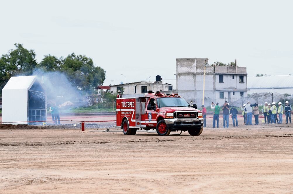 Durante la prueba, incendiaron un prototipo de local al detonar 25 kilogramos de cohetes; el ejercicio no fue atestiguado por representantes de la Sedena, a quienes esperaron durante más de 90 minutos pero no llegaron. (VALENTE ROSAS. EL UNIVERSAL)