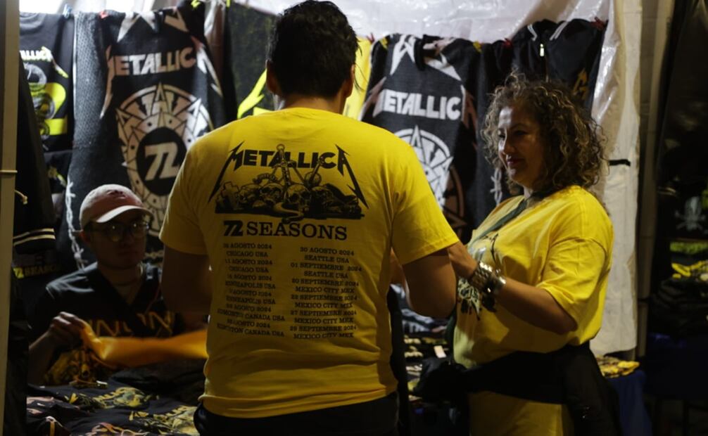Los fans de Metallica comienzan a llegar al Estadio GNP en la Ciudad de México. FOTO: Carlos Mejía/El Universal.