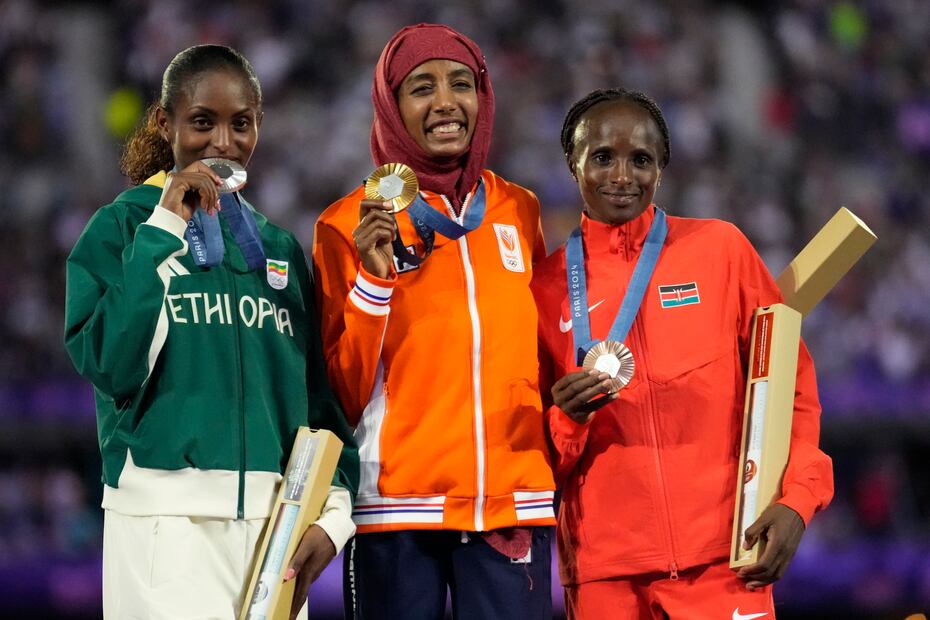 Las maratonistas Sifan Hassan, Tigst Assefa y Hellen Obiri en el útimo podio de los Juegos Olímpicos de París 2024, celebrado en el Estadio de Francia - Foto: AP