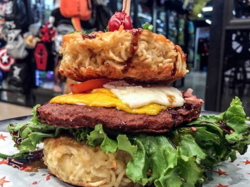 Así nació la hamburguesa de ramen, ¿Se te antoja?