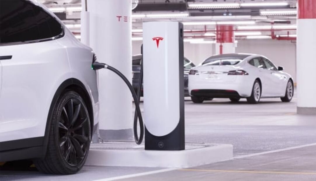 Hombre pone a cargar su Tesla y le cobran 12.6 millones de pesos