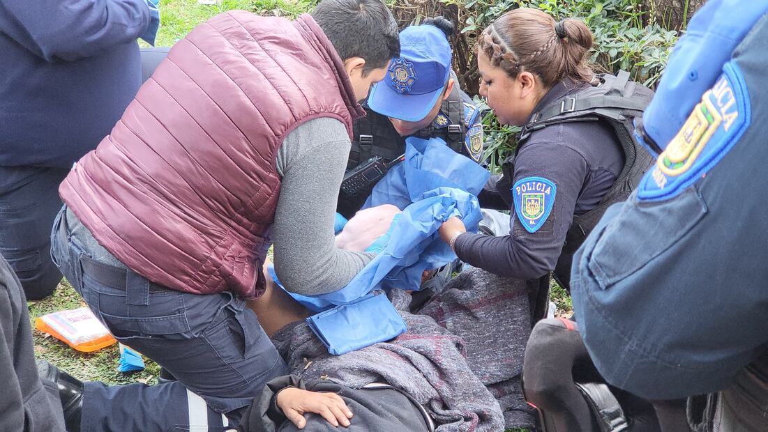 Al darse cuenta que el nacimiento era inminente, las dos mujeres policías auxiliaron a la joven, a quien llevaron a un parque para ayudarle con el alumbramiento. (Foto: especial)