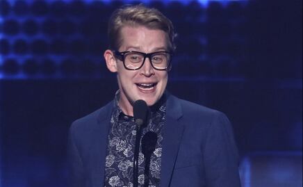 Macaulay Culkin sorprende en pasarela de Gucci 