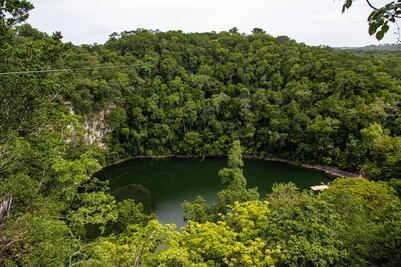 Atraviesa este cenote en una tirolesa