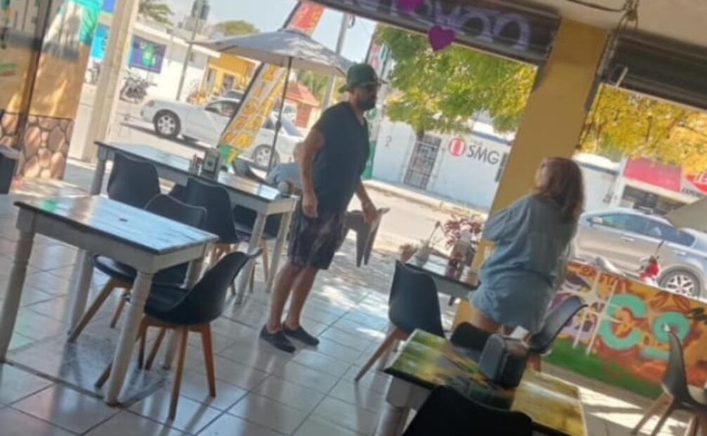 A pesar de sus quejas, ambos turistas se comieron todo lo que les sirvieron en una cafetería de Chelem, Yucatán. Foto: Especial