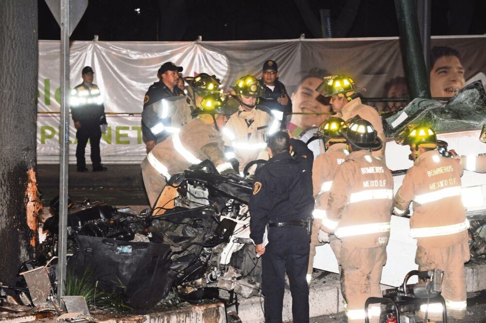 Personal del Cuerpo de Bomberos identificó que el conductor del auto estaba vivo, por lo que maniobraron para su rescate (FOTOS: ESPECIAL)