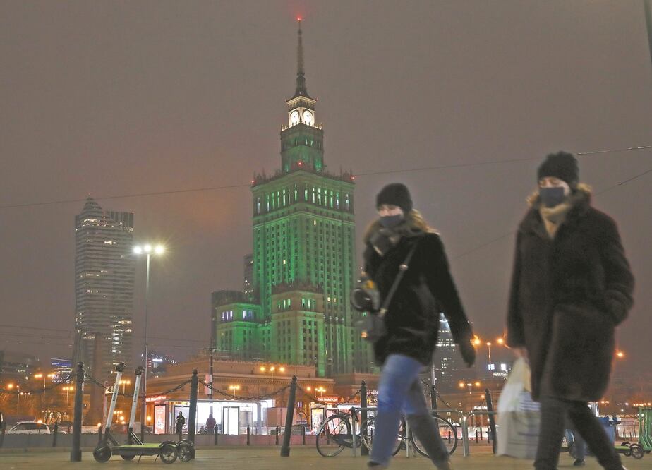 El Palacio de la Cultura y la Ciencia en Varsovia, Polonia, fue iluminado de verde por el aniversario del Acuerdo de París. Foto: CZAREK SOKOLOWSKI. AP