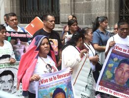 Padres de los 43 de Ayotzinapa exigen renuncia de Rosendo Gómez Piedra, fiscal del caso; lo acusan de corrupción