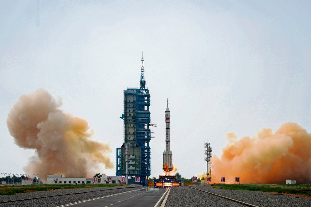 China construyó su propia estación espacial luego de que fue excluido de la Estación Espacial Internacional en gran medida por las preocupaciones estadounidenses de los estrechos vínculos de los programas espaciales chinos con el Ejército Popular de Liberación
