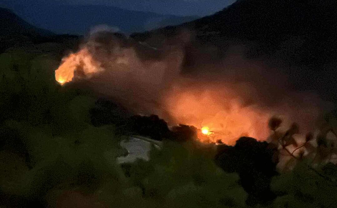 En videos que compartieron los vecinos de esta zona, se escucha el cruce de fuego de armas de alto calibre, además de la quema de varias casas. Foto: Especial