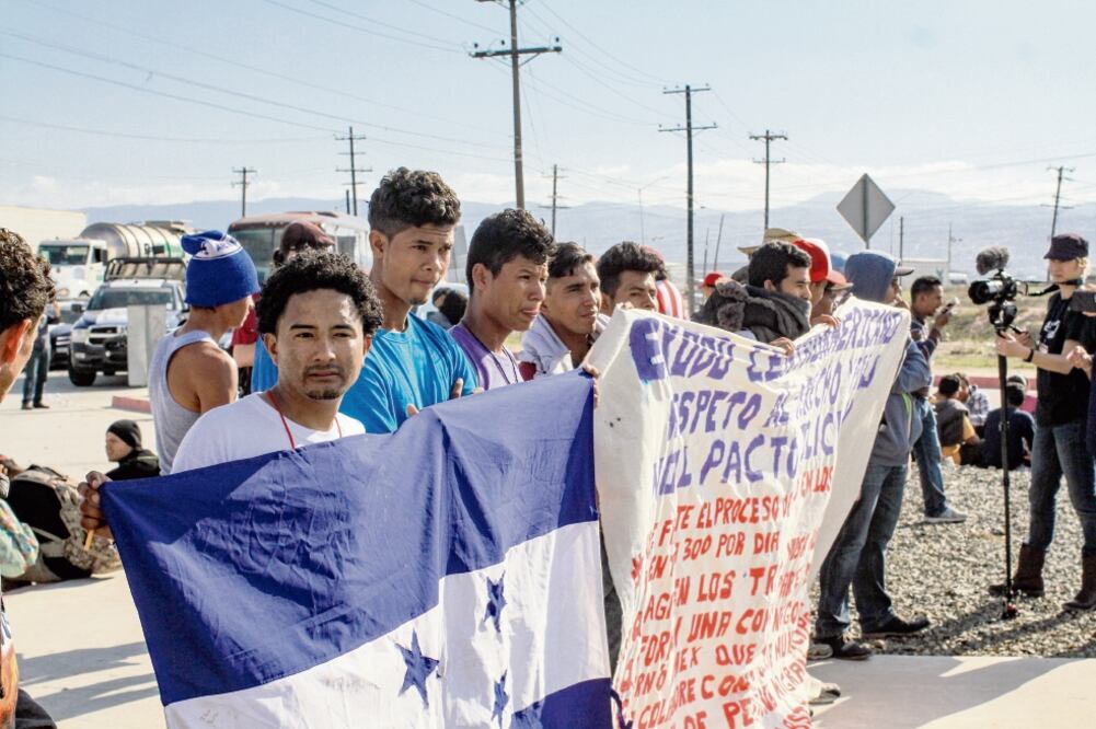 Protesta. Alrededor de 150 migrantes marcharon para entregar una carta en el consulado de EU (JOEBETH TERRÍQUEZ. EL UNIVERSAL)