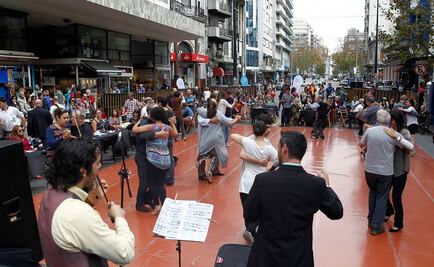 Uruguayos le bailan a Gardel, a 82 años de su muerte