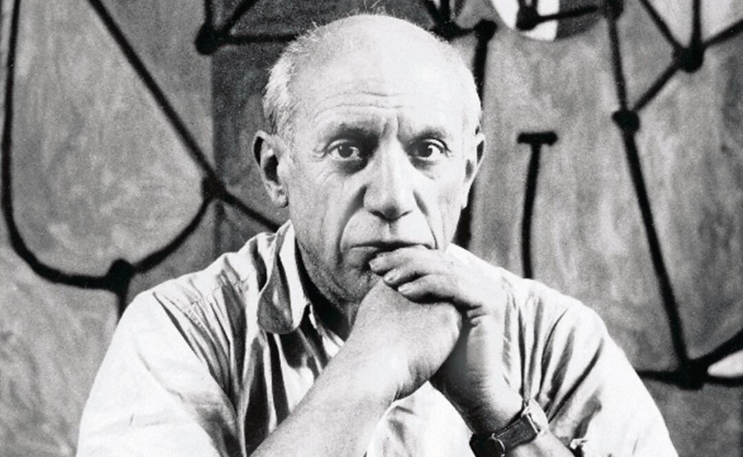Pablo Picasso en su estudio frente a "La Cuisine". 1948. Foto: Herbert list/El Universal, archivo 