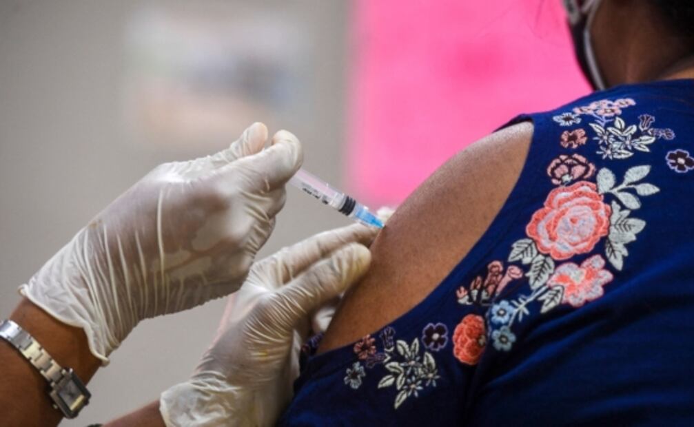 Estudio liga vacuna de AstraZeneca con trombosis en mujeres de más de 60