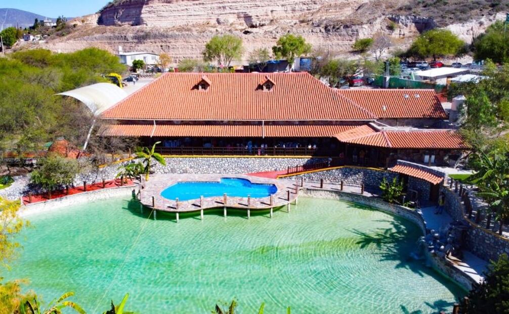 En Las Cuevitas podrás disfrutar de un lago artificial y albercas con aguas termales. Foto: Facebook Las Cuevitas
