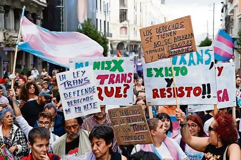 Manifestantes a favor de la ley trans en España. La normativa fijó el derecho a la autodeterminación a partir de los 12 años. Foto: EFE