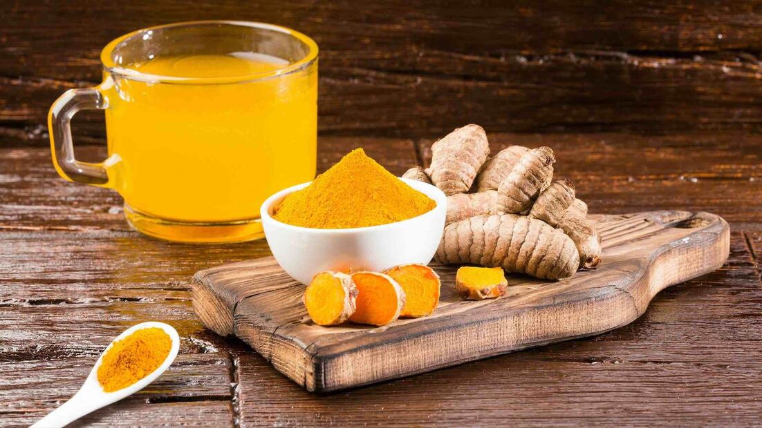Descifrando el té de cúrcuma con limón. Fuente: Freepik.