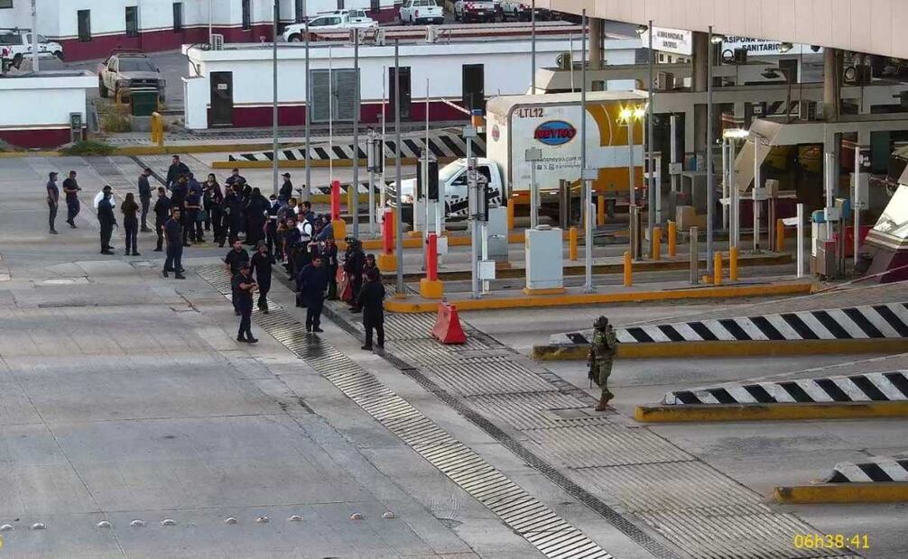 Cese de cinco agentes aduanales provoca bloqueo en Puerto de Manzanillo. Foto: Manuel Espino/ EL UNIVERSAL