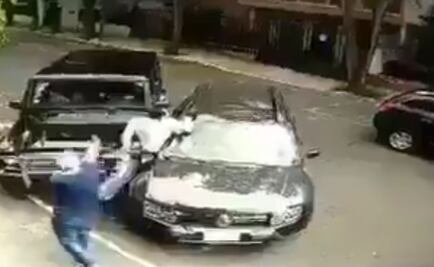 Embiste con camioneta a sujetos que asaltaban a familiar en CDMX