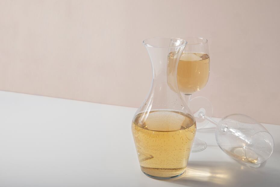 El vinagre blanco es eficaz para neutralizar olores y eliminar residuos de alimentos. Foto: Freepik