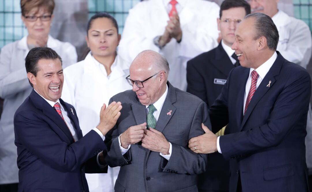 El presidente Enrique Peña Nieto encabezó la ceremonia conmemorativa del Día del Médico en la sede de la Secretaría de Salud. (LUCÍA GODÍNEZ. EL UNIVERSAL)