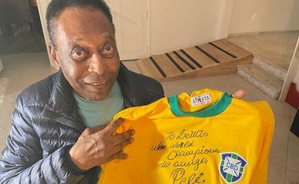 Pelé le dedica un jersey autografiado a Lewis Hamilton tras el GP de Brasil 