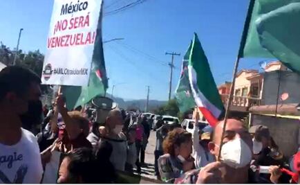 "AMLO, México no será Venezuela”, dicen integrantes de Frenaaa durante protesta en Nuevo León