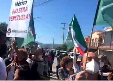 "AMLO, México no será Venezuela”, dicen integrantes de Frenaaa durante protesta en Nuevo León