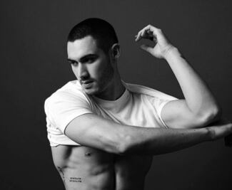 Alejandro Speitzer posa en vestido para la portada de BadHombre