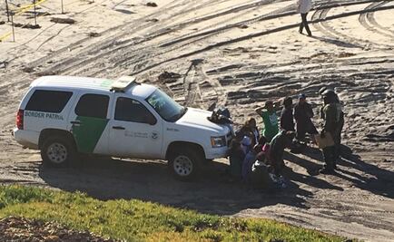 Supera récord número de familias detenidas por EU en frontera con México 