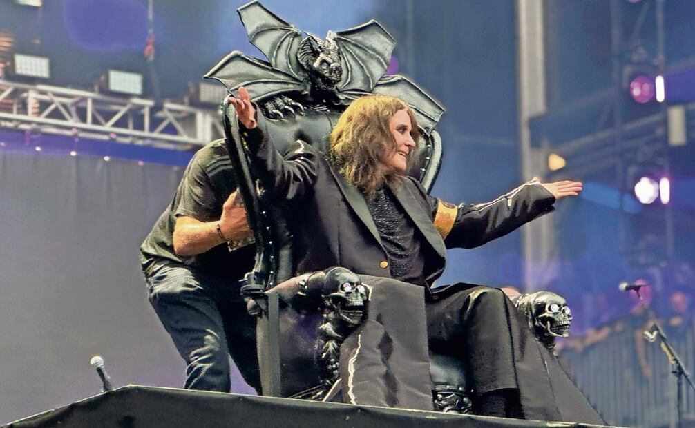 Ozzy asombró con su voz desde un trono tallado con imágenes sombrías. Foto: Cortesía @metalhead_shin y AFP