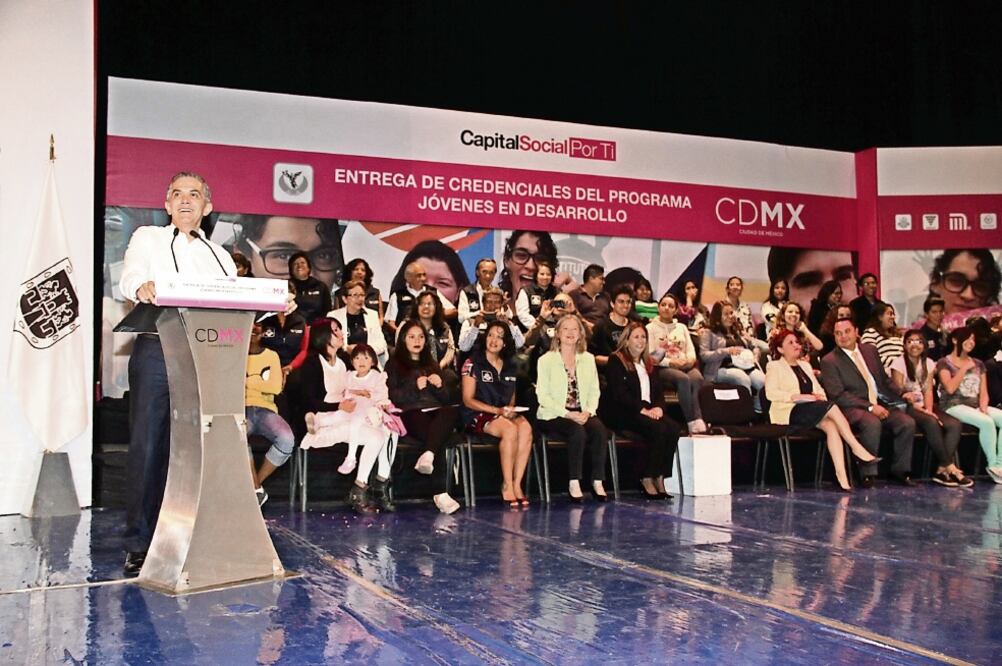 El mandatario capitalino entregó a los jóvenes tarjetas para que puedan viajar de forma gratuita en el Metro, Sistema M1, Trolebús y Tren ligero. Mancera dijo que también negocia con el Metrobús (ESPECIAL)