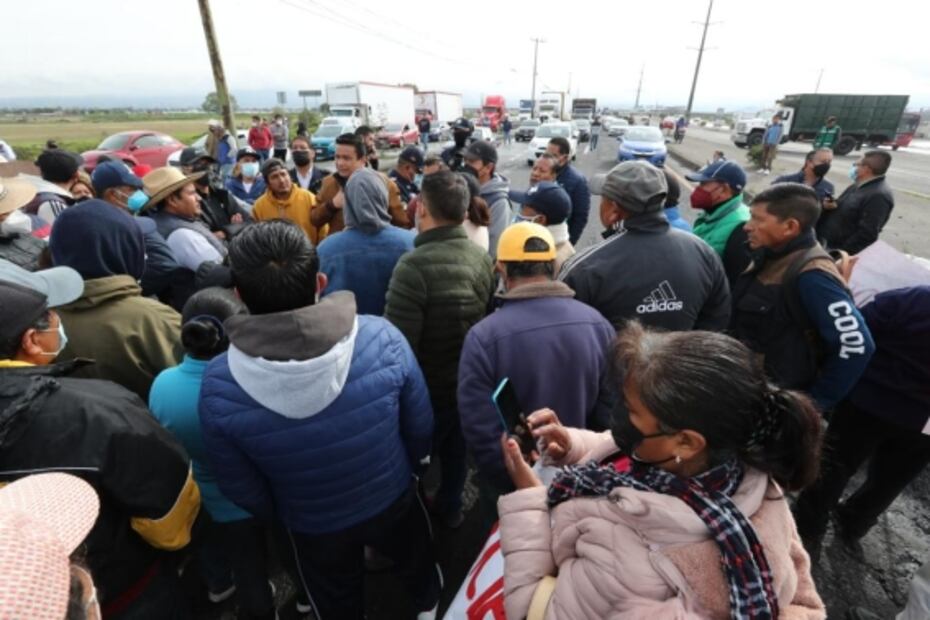 Bloquean por más de dos horas carretera Naucalpan-Toluca; denuncian amenazas de despojo de terrenos 