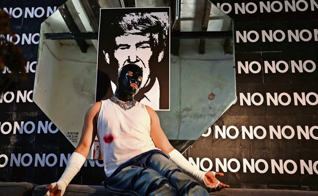 El artista Fabián Cháirez posa en su conferencia de prensa a la que convocó ayer para hablar de la censura de su obra. (07/03/2025) Foto: Berenice Fregoso | El Universal