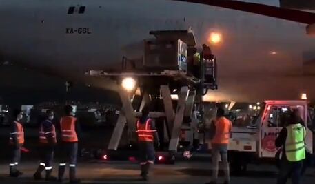 Llegan a México más de 1 millón de vacunas AstraZeneca provenientes de EU