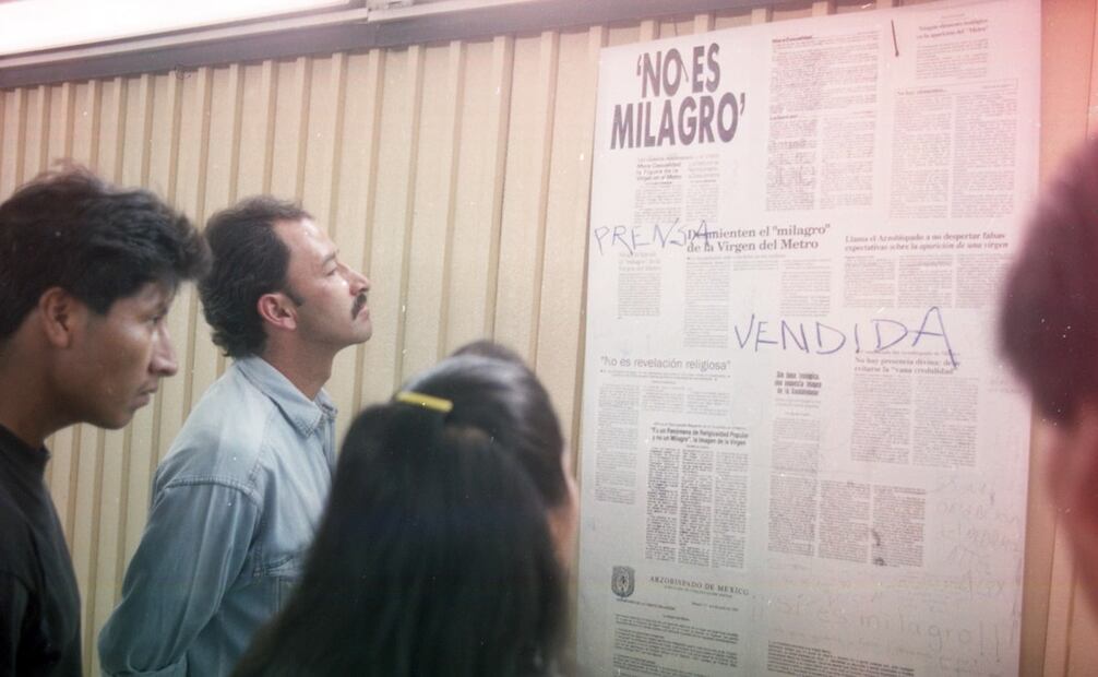 Anuncio del STC con titulares de diferentes periódicos, afirmando que la Virgen del Metro “no es un milagro”. Casi imperceptibles, había respuestas escritas a mano como “Prensa Vendida” o “Sí es un milagro”. Foto: Gerardo Jacomé/Archivo EL UNIVERSAL.