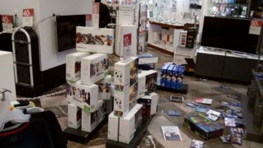 Roban consolas de videojuegos, cámaras y celulares de Sanborn's de San Jerónimo