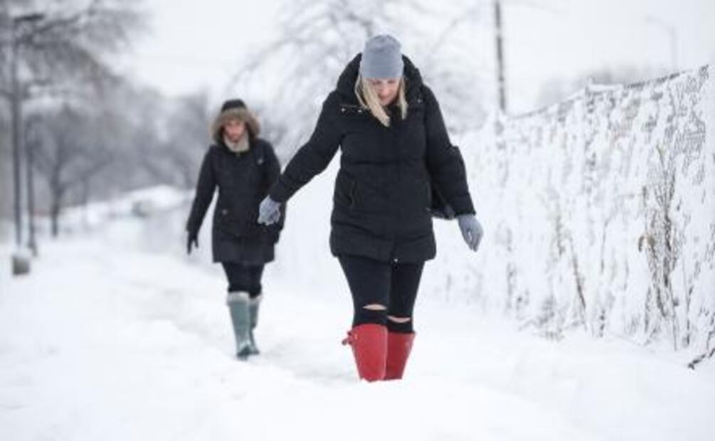 Cancelan cientos de vuelos por primera gran tormenta invernal en EU
