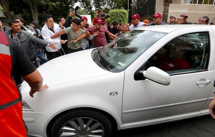 AMLO aclara que autos Jetta que lo transportan son de su secretario particular