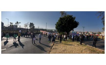 Padres de familia bloquean avenida en Neza; exigen rehabilitar escuela