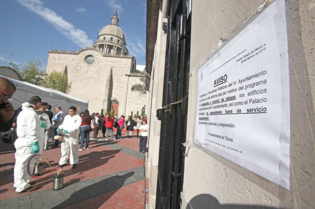 En los accesos del palacio municipal pegaron anuncios sobre la fumigación que impide acceder a los edificios del ayuntamiento. Foto: JORGE ALVARADO. EL UNIVERSAL