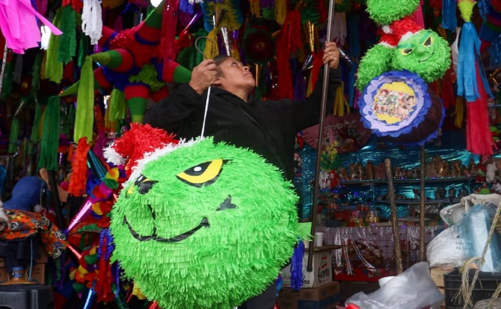 Venta de piñatas y productos para rellenarlas en el mercado de Jamaica. Foto: Luis Camacho | El Universal