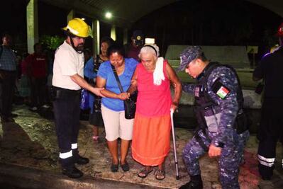 Juchitán amanece con miedo y bajo toneladas de escombro