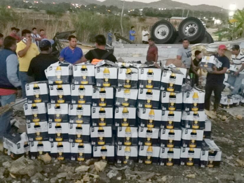 Vuelca tráiler con 30 toneladas de cerveza; pobladores resguardan la carga